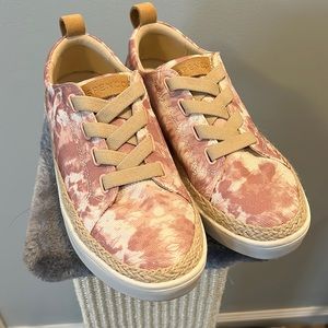 Spence slip on tennis shoes size 6